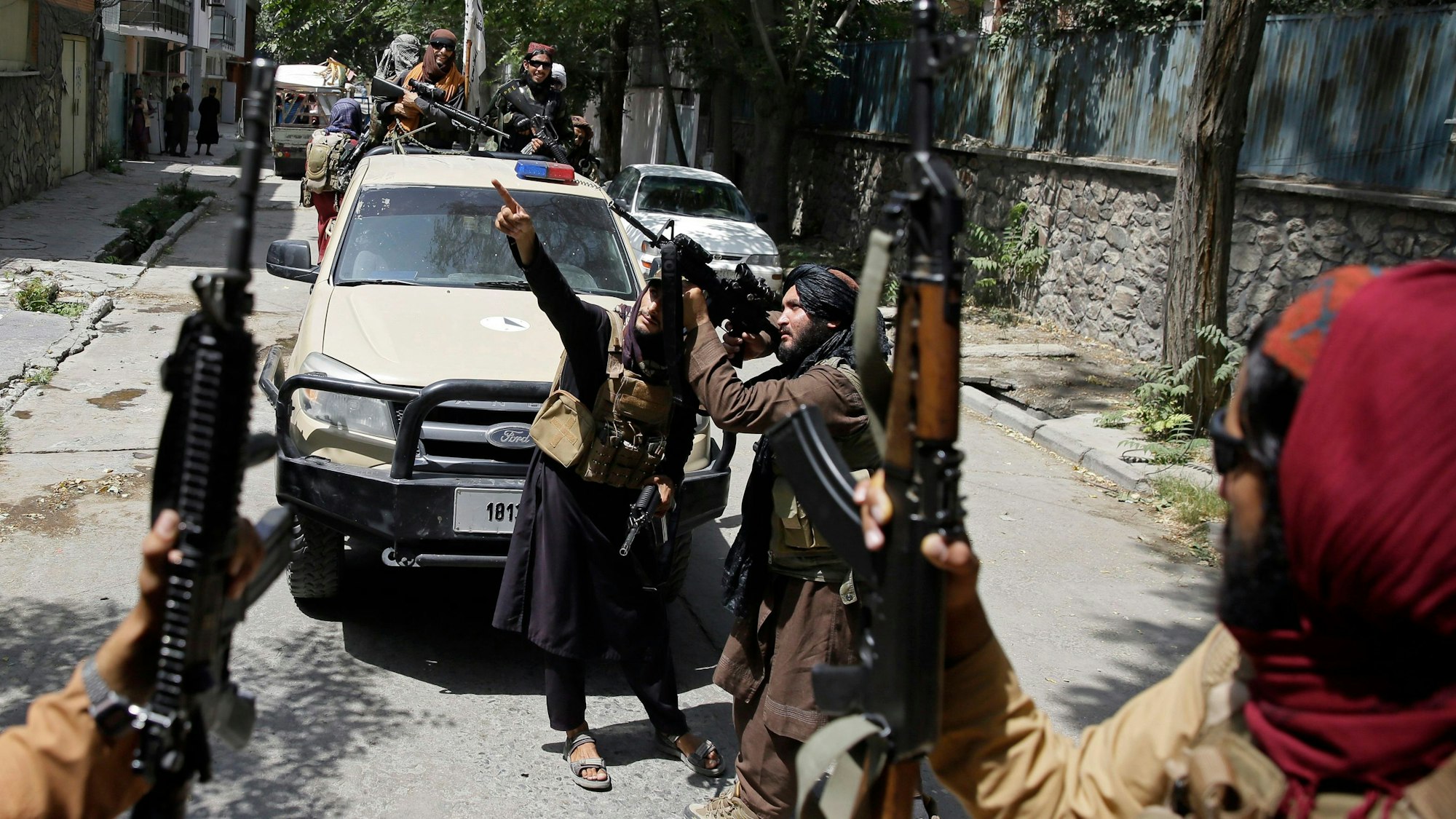 Bewaffnete Taliban patrouillieren in Afghanistan auf der Straße