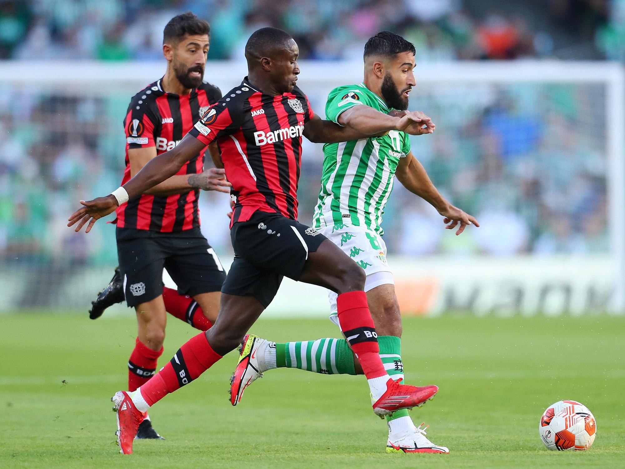 Moussa Diaby im Duell mit Nabil Fekir um den Ball