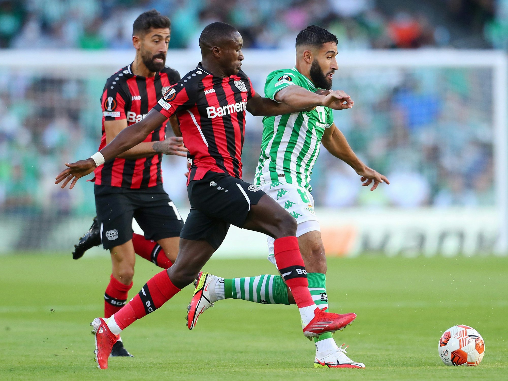 Moussa Diaby im Duell mit Nabil Fekir um den Ball