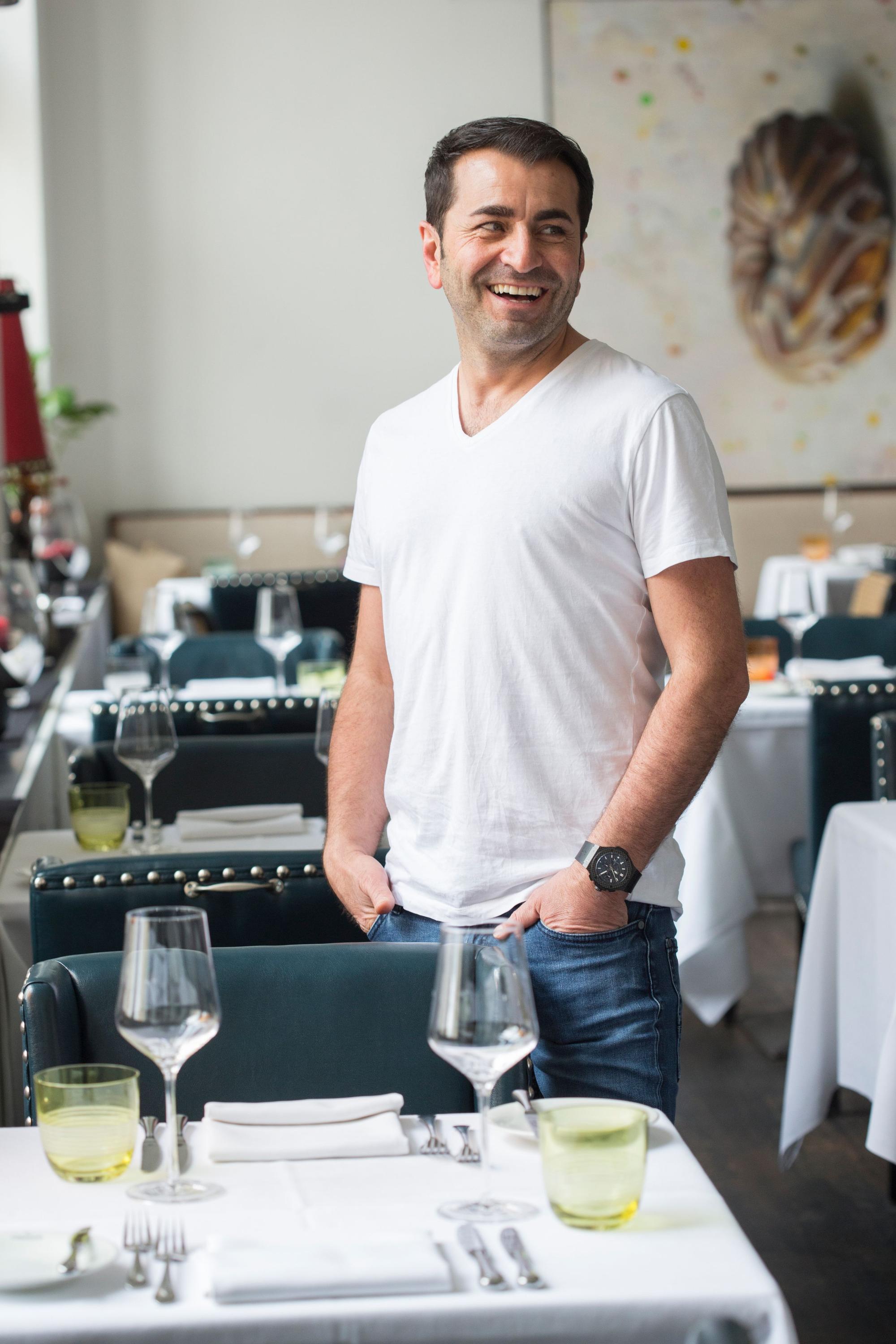 Sterne- und Fernsehkoch Ali Güngörmüs steht in seinem Restaurant.