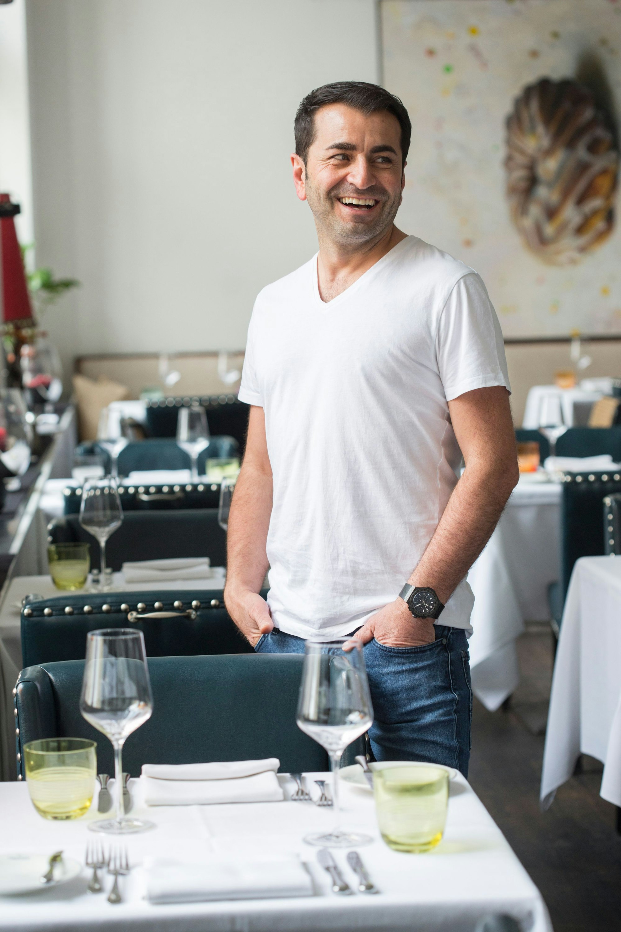 Sterne- und Fernsehkoch Ali Güngörmüs steht in seinem Restaurant.
