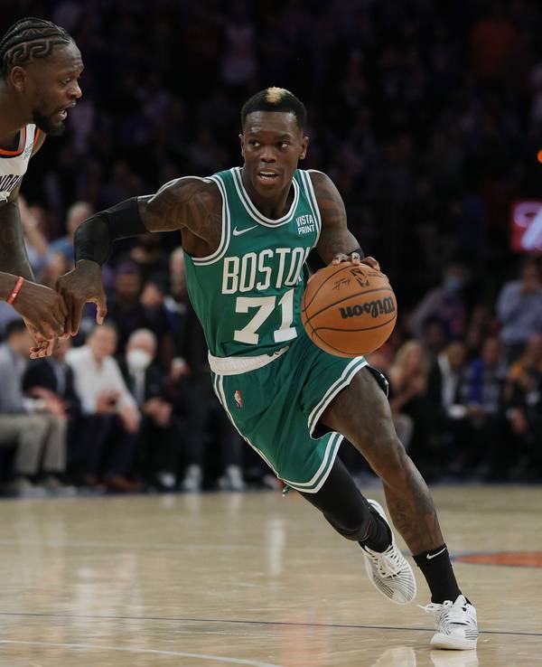Dennis Schröder dribbelt in der NBA mit dem Basketball.