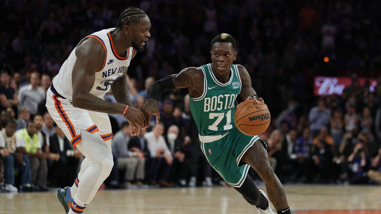 Dennis Schröder dribbelt in der NBA mit dem Basketball.