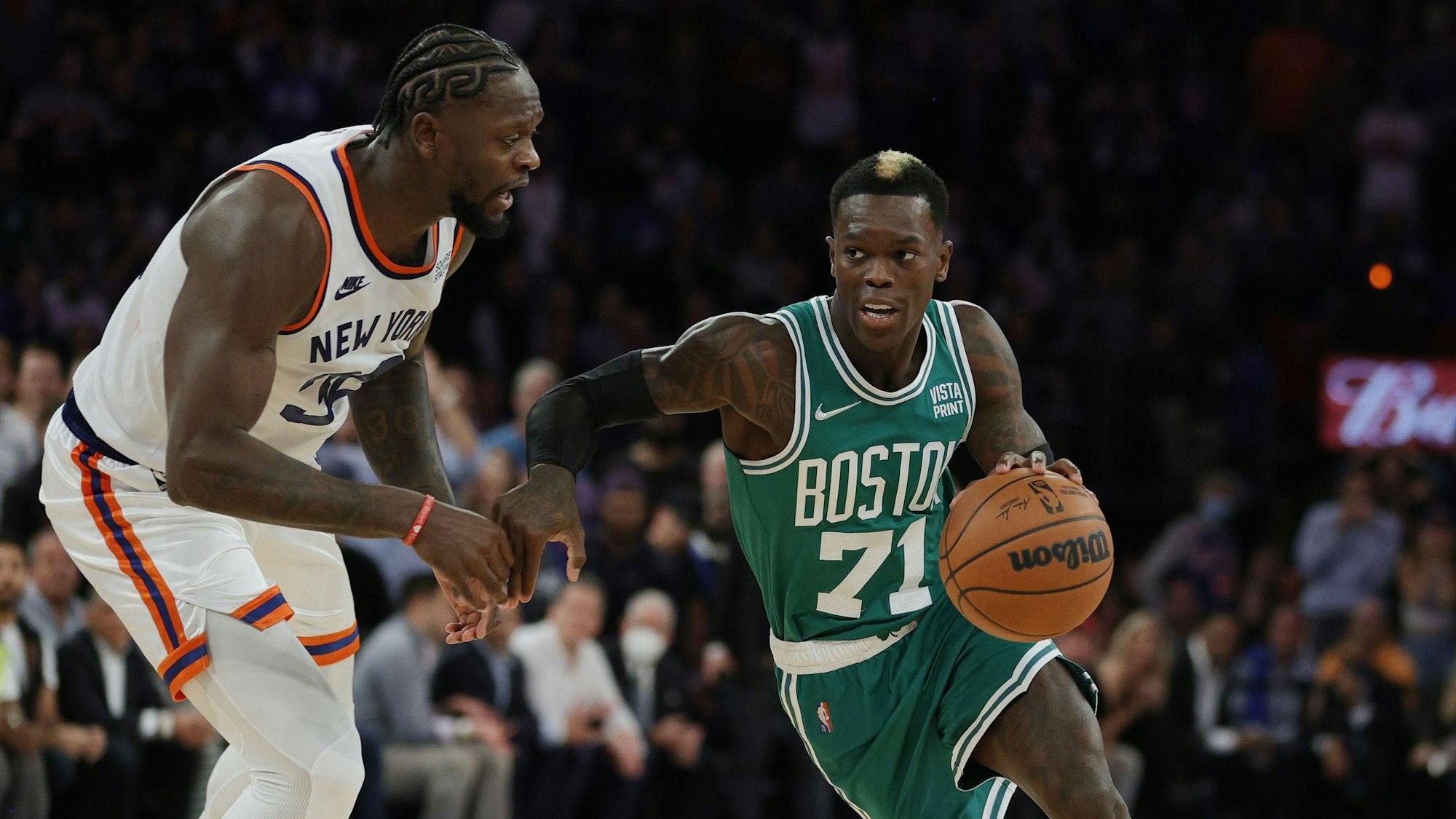 Dennis Schröder dribbelt in der NBA mit dem Basketball.