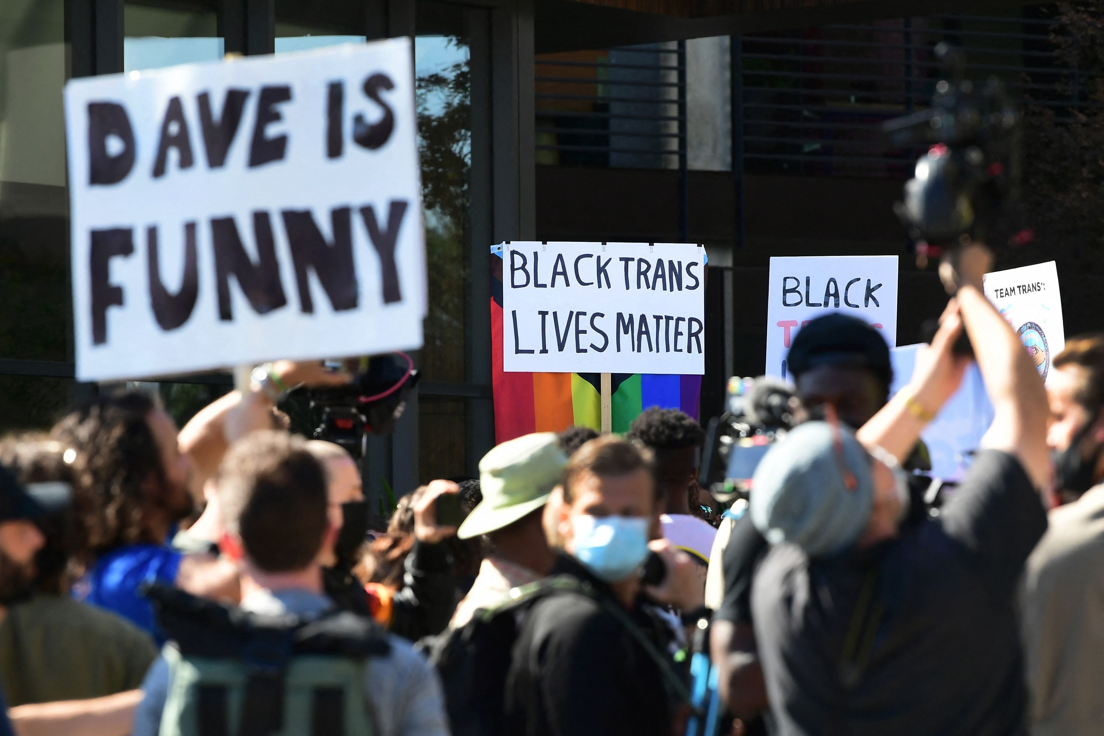 Proteste für und gegen die von einigen als transgender-feindlich empfundene Netflix-Serie „The Closer“. Auf dem Foto (aufgenommen am 20. Oktober 2021) sieht man viele Leute in Los Angeles protestieren. Auf ihren Schildern steht „Black lives matter“ oder „Dave is funny“.
