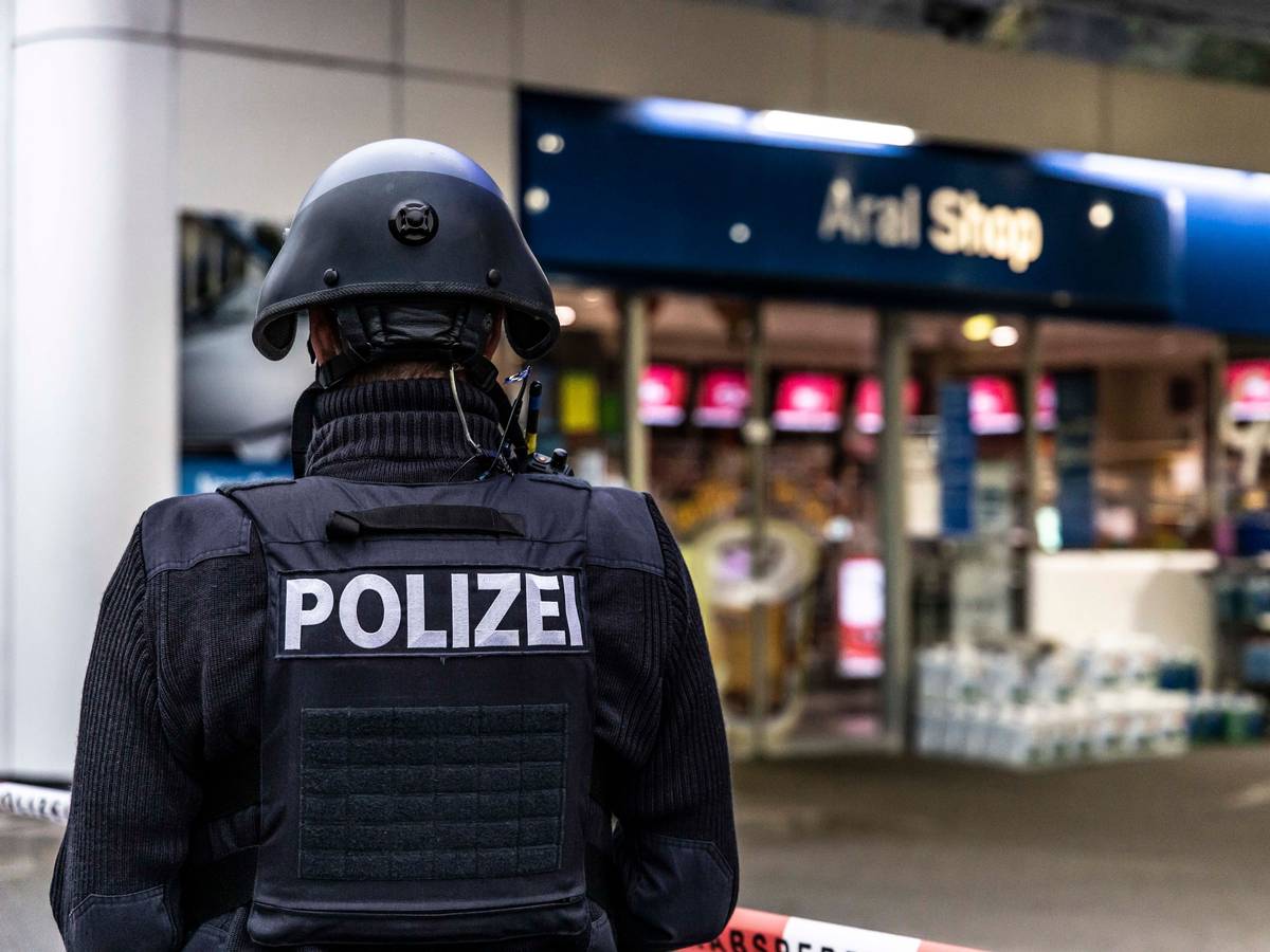 Ein Polizist sichert im September 2021 eine Tankstelle in Idar-Oberstein, nachdem ein Mitarbeiter von einem Maskenverweigerer erschossen wurde.