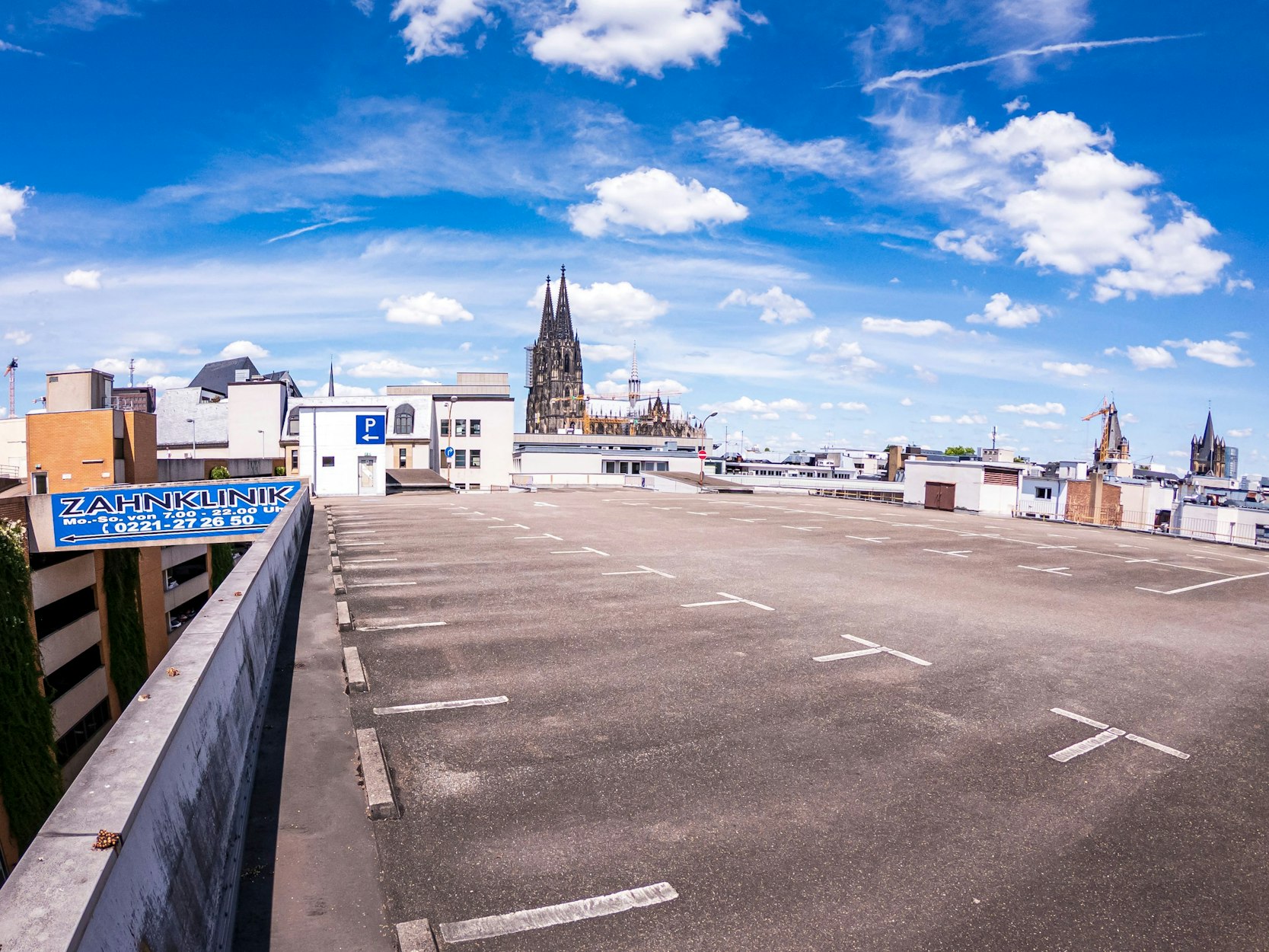 Das oberste des Parkhauses Brückenstraße bei Sonnenschein.