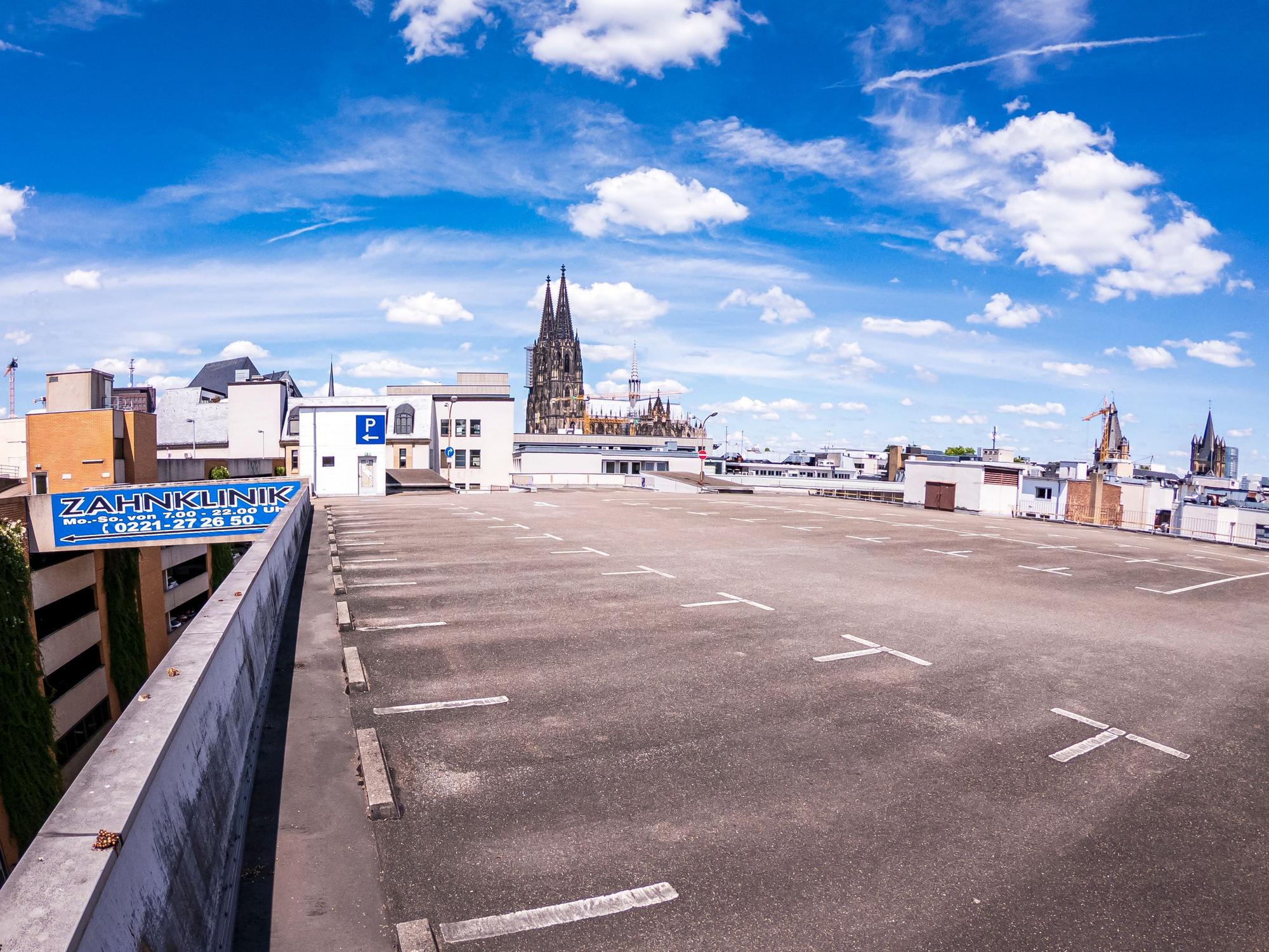Das oberste des Parkhauses Brückenstraße bei Sonnenschein.