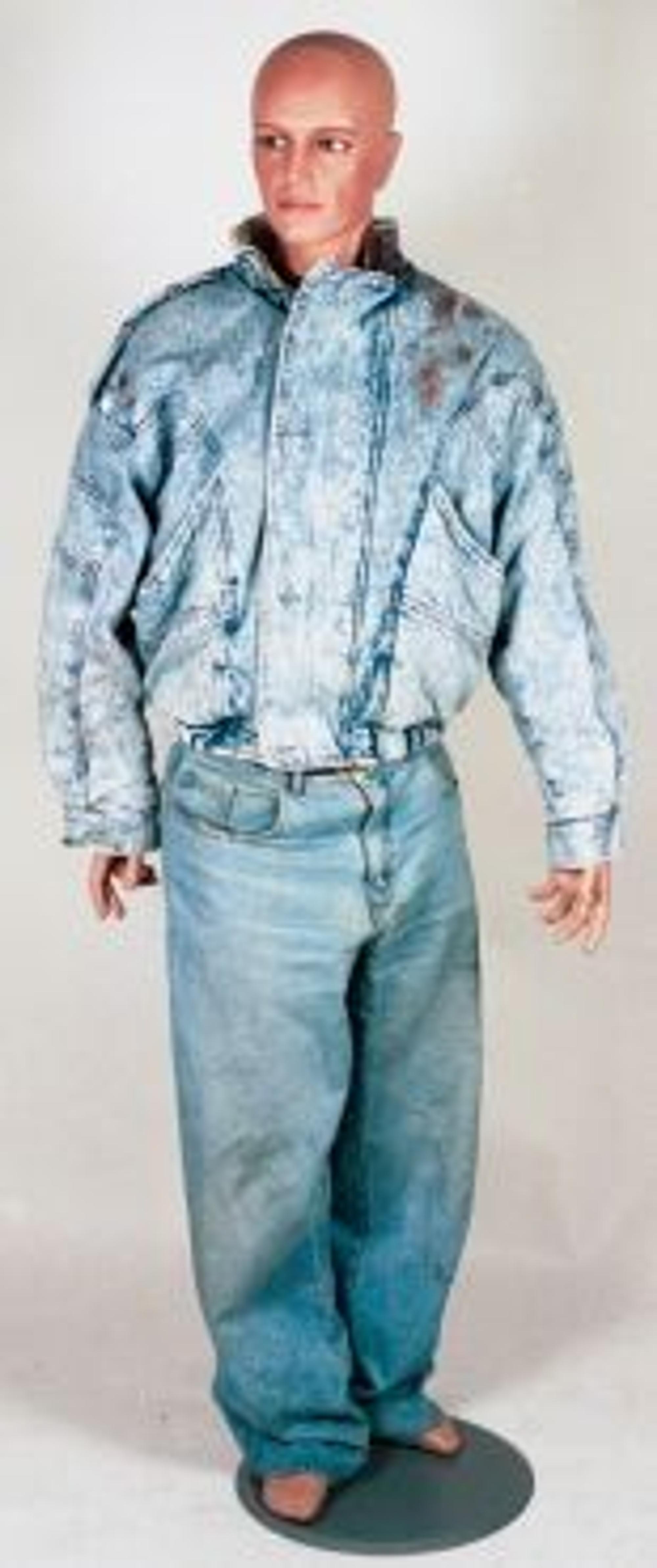 Der beim "Kopfschuss-Mord von Kaarst" getötete Mann trug diese Kleidung: ausgewaschene Jeansjacke mit passender Hose, ein braunes Hemd und schwarze Schuhe (hier nicht im Bild)