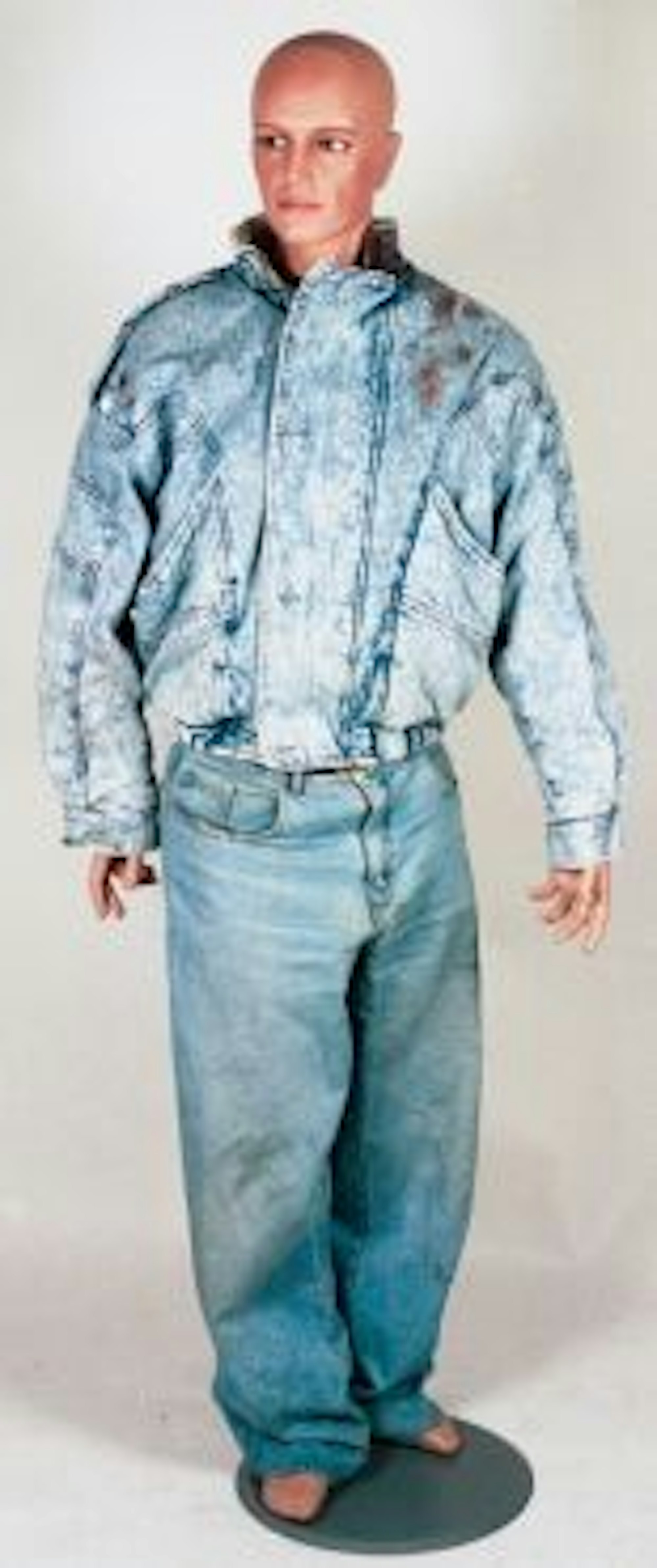 Der beim "Kopfschuss-Mord von Kaarst" getötete Mann trug diese Kleidung: ausgewaschene Jeansjacke mit passender Hose, ein braunes Hemd und schwarze Schuhe (hier nicht im Bild)