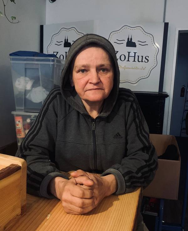 Die obdachlose Ewa berichtet über eine Farb-Attacke gegen sie und ihren Freund Daniel.