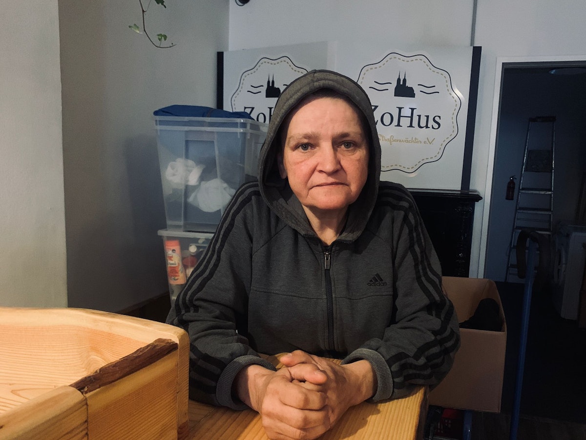 Die obdachlose Ewa berichtet über eine Farb-Attacke gegen sie und ihren Freund Daniel.