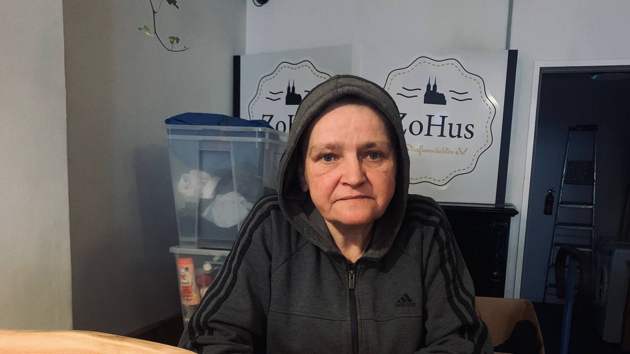 Die obdachlose Ewa berichtet über eine Farb-Attacke gegen sie und ihren Freund Daniel.