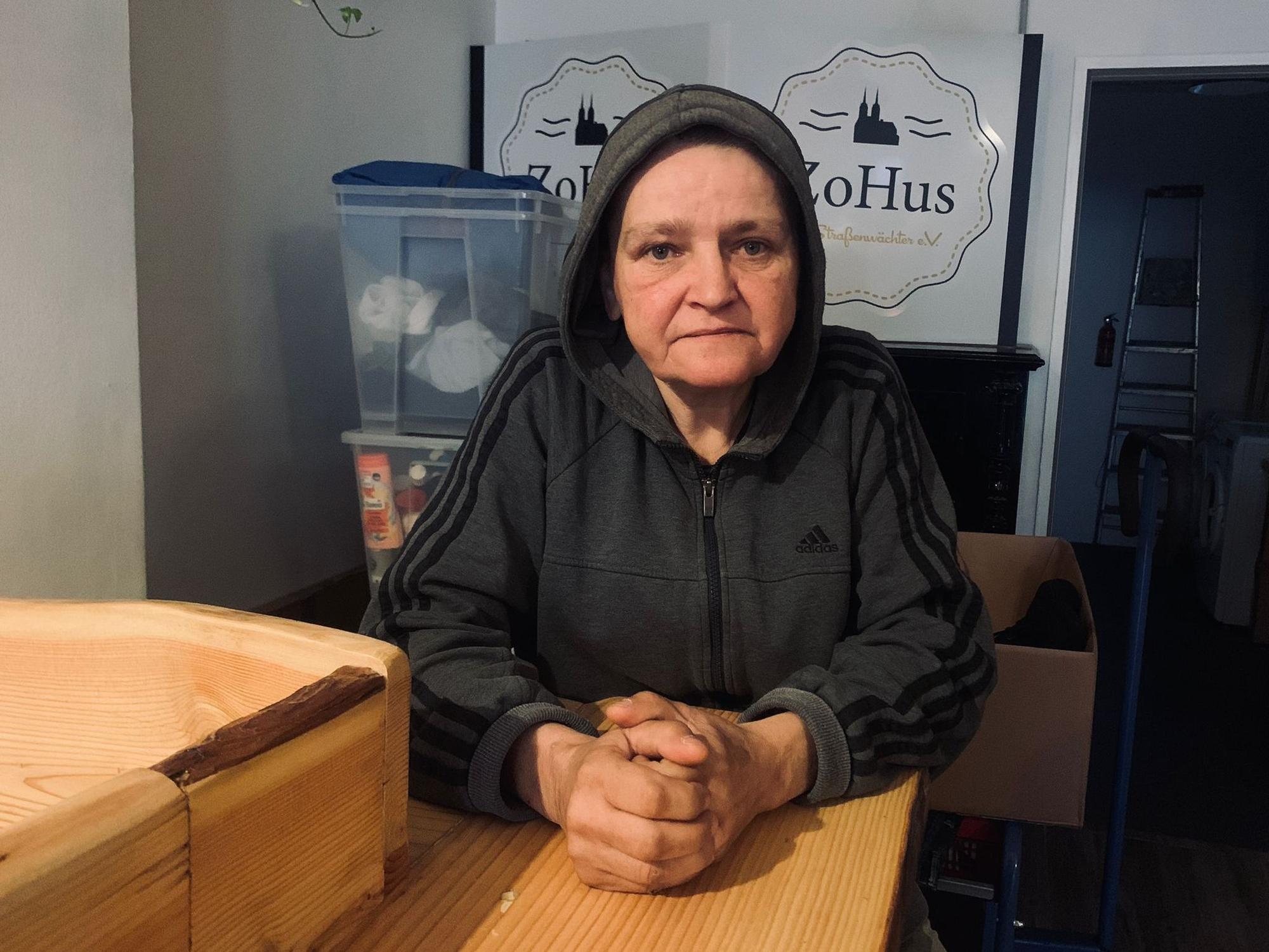 Die obdachlose Ewa berichtet über eine Farb-Attacke gegen sie und ihren Freund Daniel.