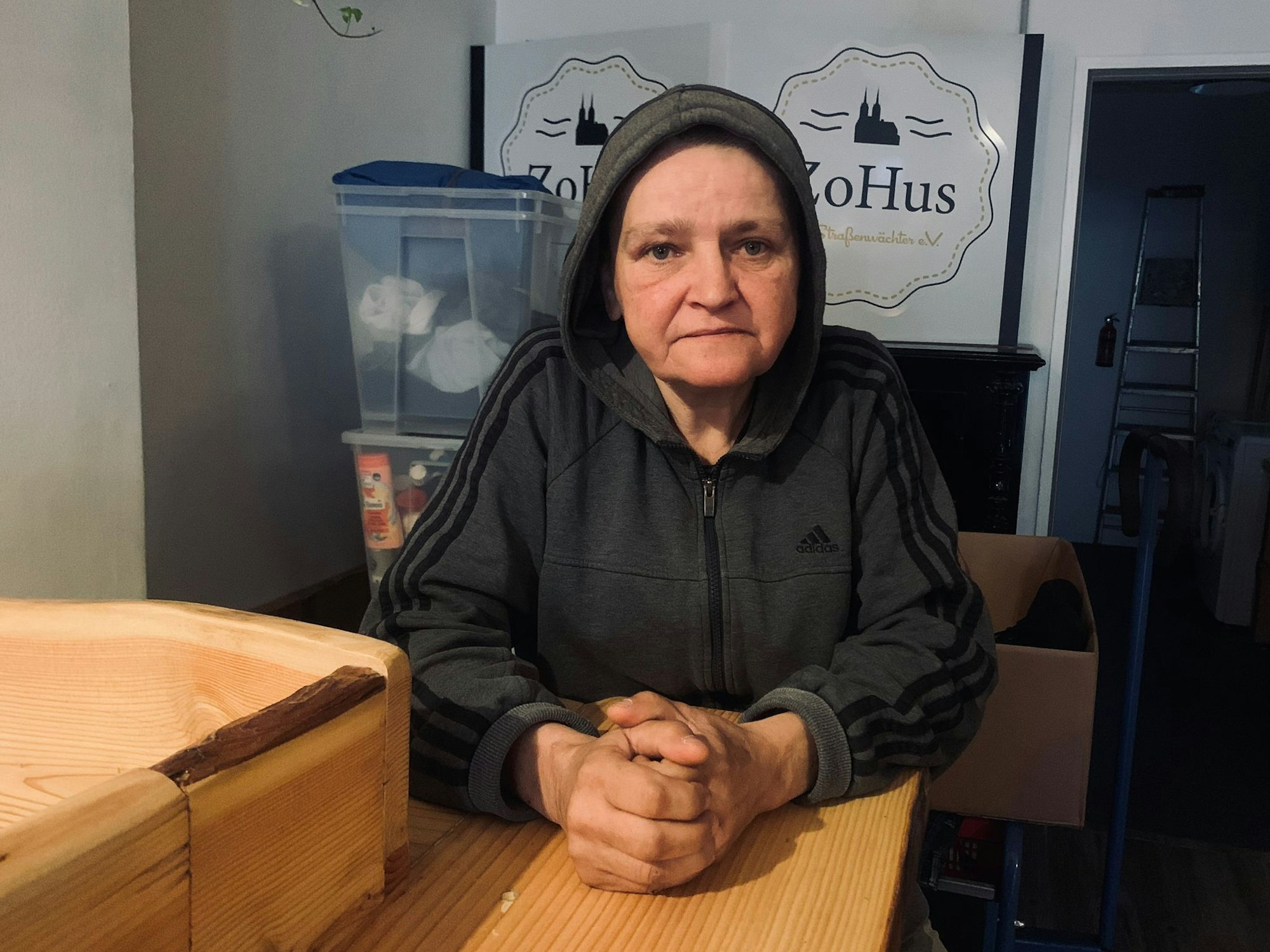 Die obdachlose Ewa berichtet über eine Farb-Attacke gegen sie und ihren Freund Daniel.