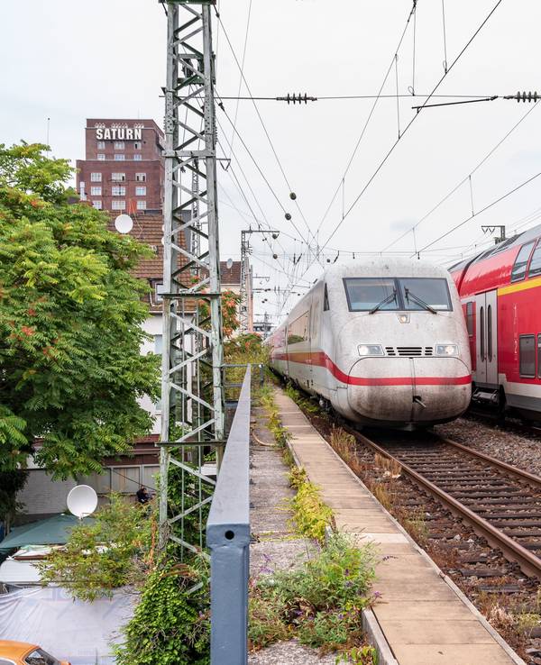 Bahnstrecke Bahngleise Gleise über den Bahnbögen Gebäude Häuser Regio ICE Saturn
Deutsche Bahn DB Regionalexpress Regional Express Personenverkehr Schienenverkehr
Aufgenommen am: 15.08.2018
Foto: Alexander Roll (Staff)