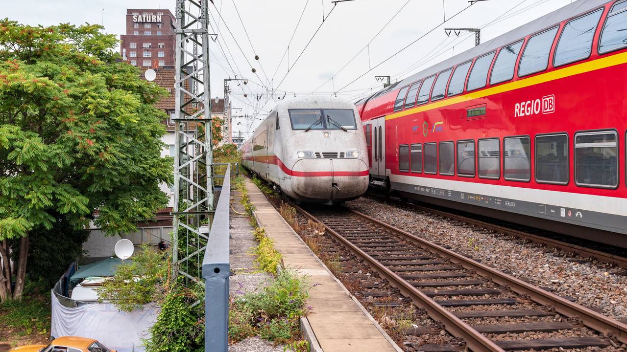 Bahnstrecke Bahngleise Gleise über den Bahnbögen Gebäude Häuser Regio ICE Saturn
Deutsche Bahn DB Regionalexpress Regional Express Personenverkehr Schienenverkehr
Aufgenommen am: 15.08.2018
Foto: Alexander Roll (Staff)