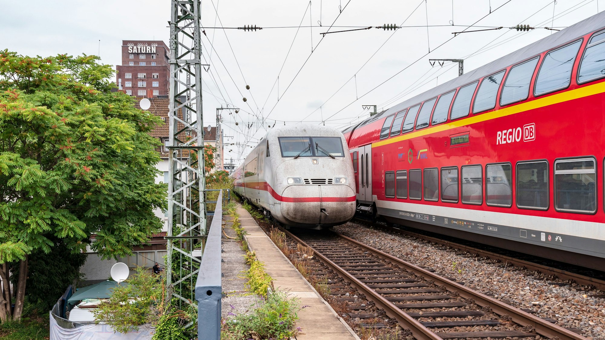 Bahnstrecke Bahngleise Gleise über den Bahnbögen Gebäude Häuser Regio ICE Saturn
Deutsche Bahn.