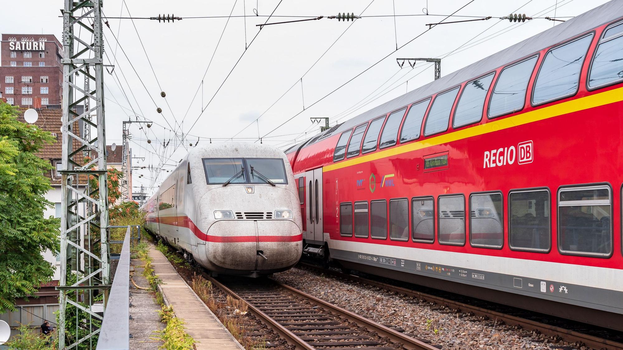 Bahnstrecke Bahngleise Gleise über den Bahnbögen Gebäude Häuser Regio ICE Saturn
Deutsche Bahn DB Regionalexpress Regional Express Personenverkehr Schienenverkehr
Aufgenommen am: 15.08.2018
Foto: Alexander Roll (Staff)