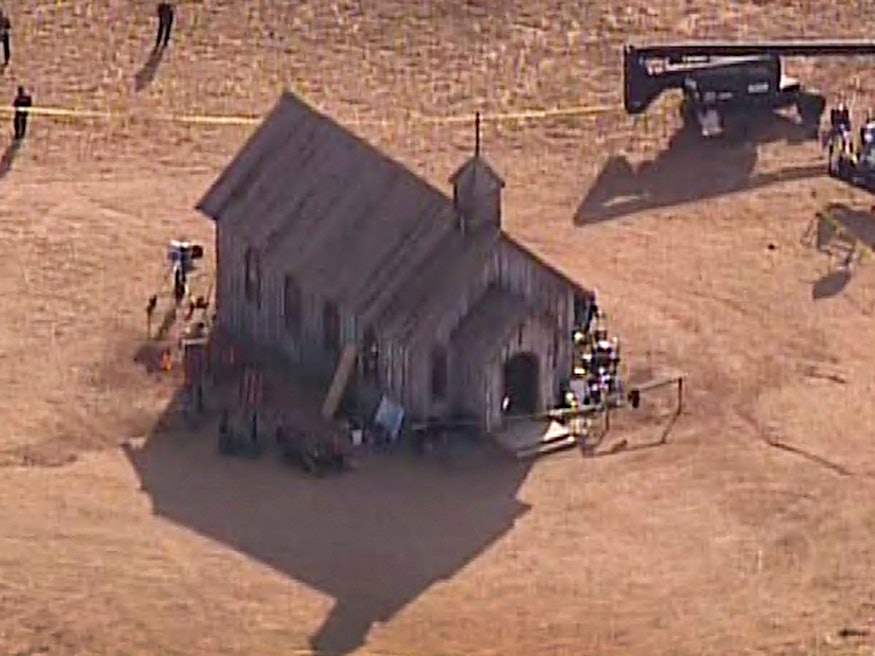 Der Schauspieler Alec Baldwin schoss mit einer Requisitenwaffe und verletzte eine Kamerafrau tödlich. Das Luftbild (aufgenommen am 22. Oktober) zeigt Beamte des Sheriffs von Santa Fe County, die zum Schauplatz einer tödlichen Schießerei auf einer Filmkulisse der Bonanza Creek Ranch in der Nähe von Santa Fe kommen.