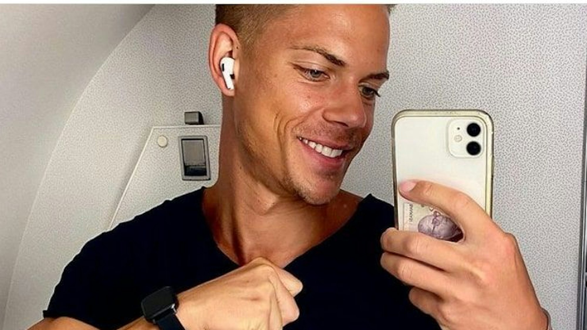 Screenshot eines Selfies von Cedric Beidinger am 3. September 2021 in einem Flugzeug in Mainz.