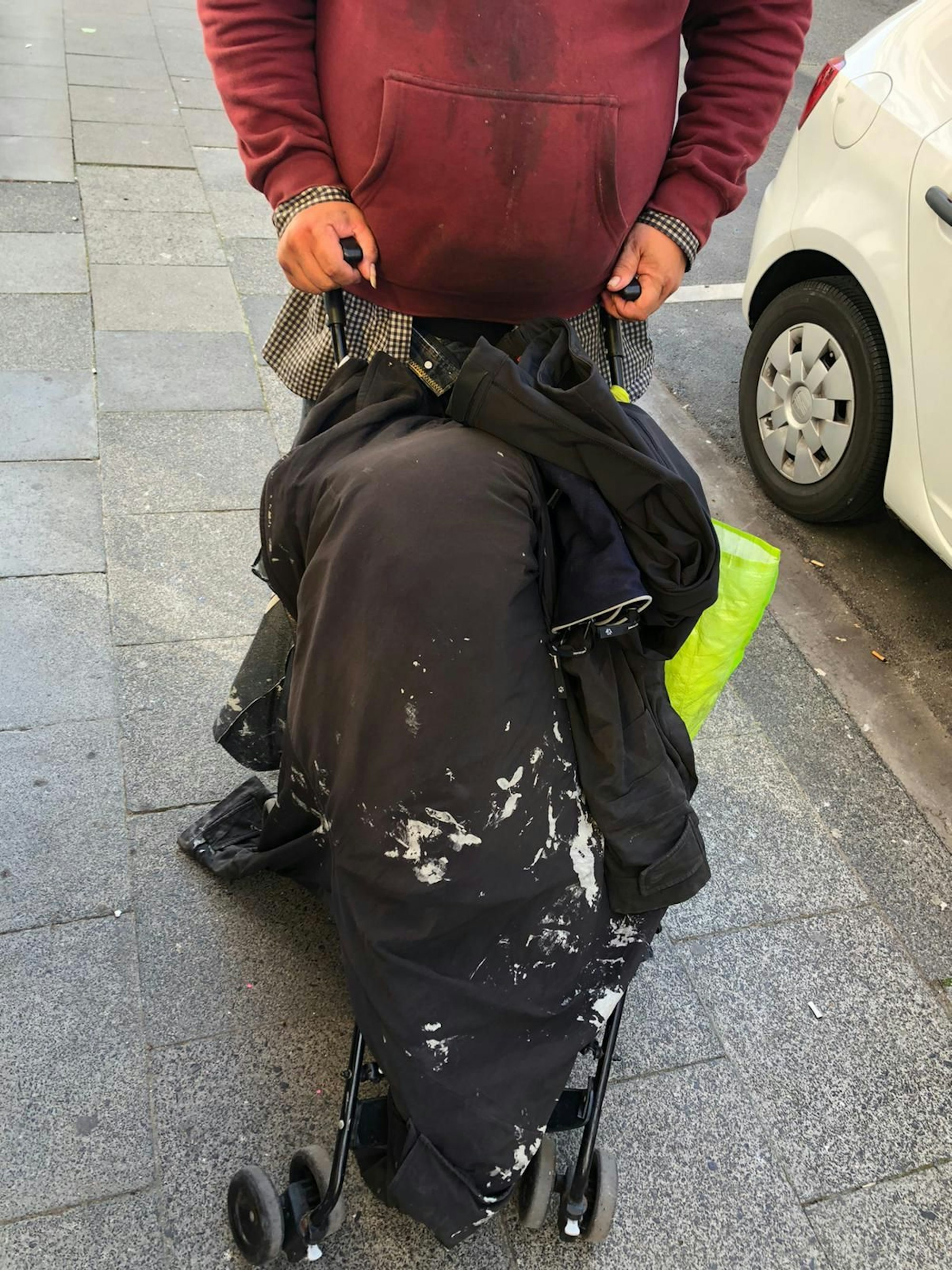Zwei Obdachlose wurden in Köln Opfer eines feigen Farb-Angriffs.