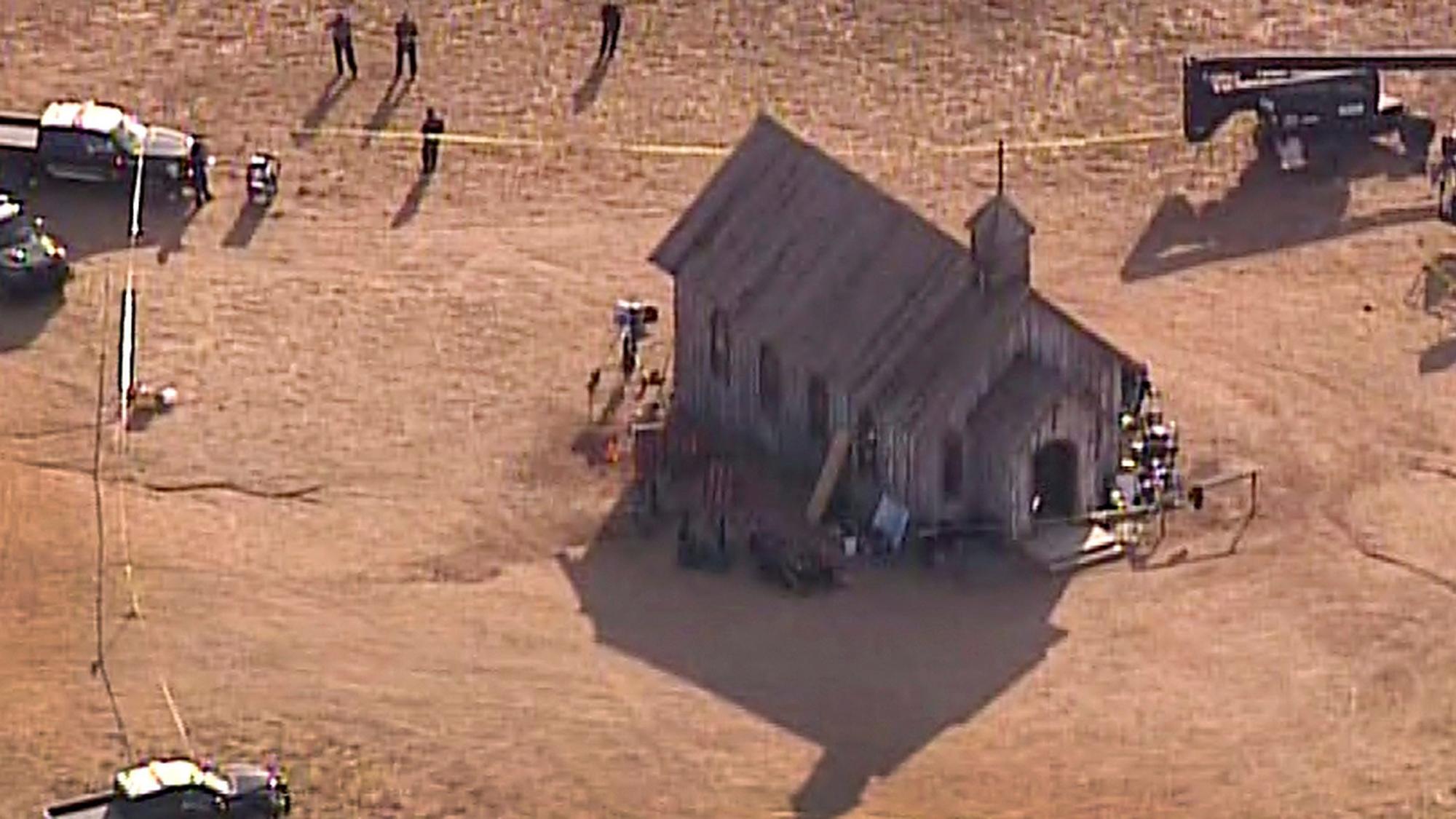 Dieses Luftbild, das von KOAT 7 News zur Verfügung gestellt wurde, zeigt Beamte des Sheriffs von Santa Fe County, die zum Schauplatz einer tödlichen Schießerei auf einer Filmkulisse der Bonanza Creek Ranch in der Nähe von Santa Fe kommen.
