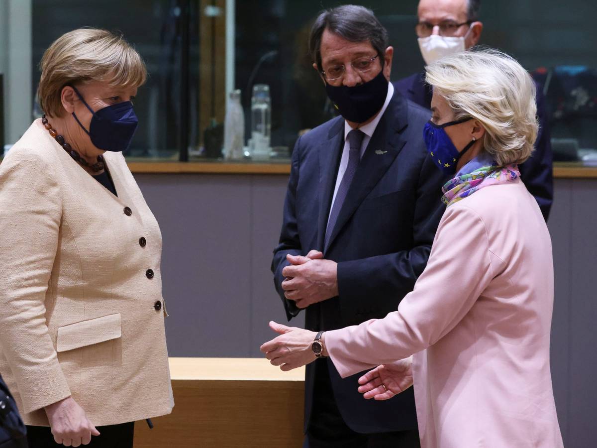 Ursula von der Leyen (r.) will Angela Merkel beim EU-Gipfel in Brüssel begrüßen.