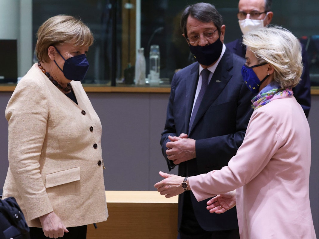 Ursula von der Leyen (r.) will Angela Merkel beim EU-Gipfel in Brüssel begrüßen.
