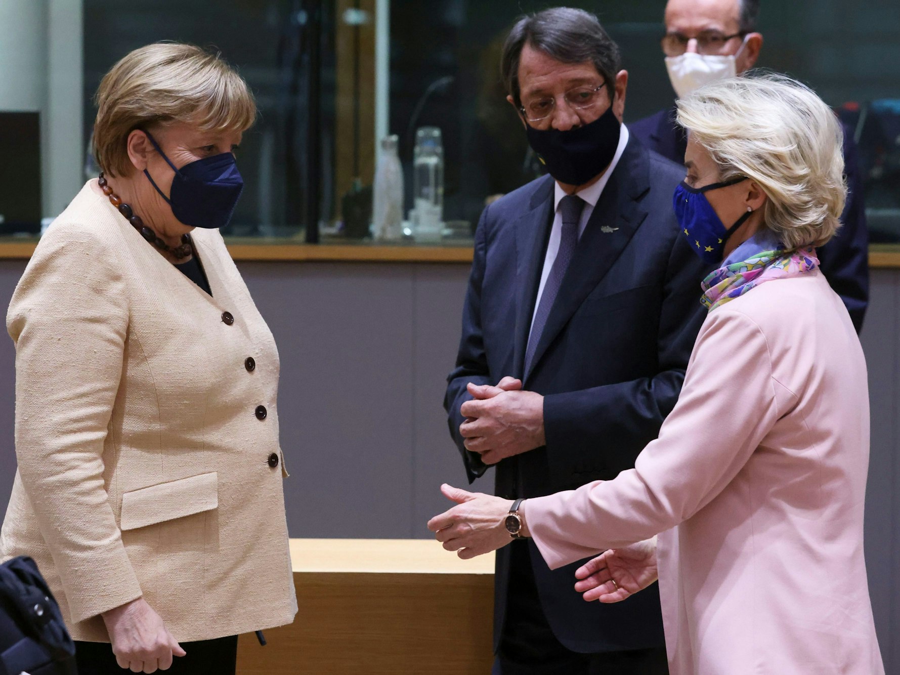 Ursula von der Leyen (r.) will Angela Merkel beim EU-Gipfel in Brüssel begrüßen.