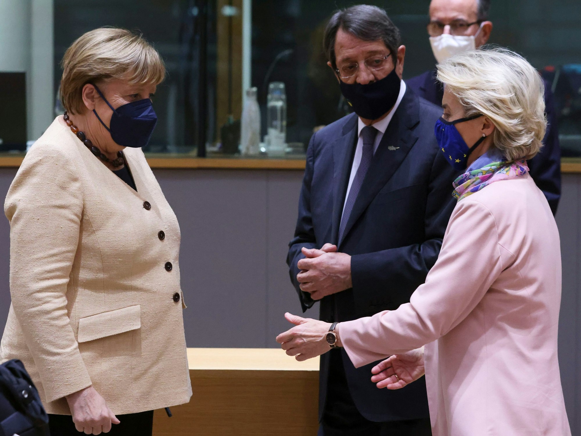 Ursula von der Leyen (r.) will Angela Merkel beim EU-Gipfel in Brüssel begrüßen.