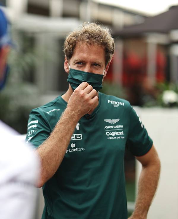 Sebastian Vettel spricht vor dem Rennwochende der Formel 1 in Austin mit Mick Schumacher.