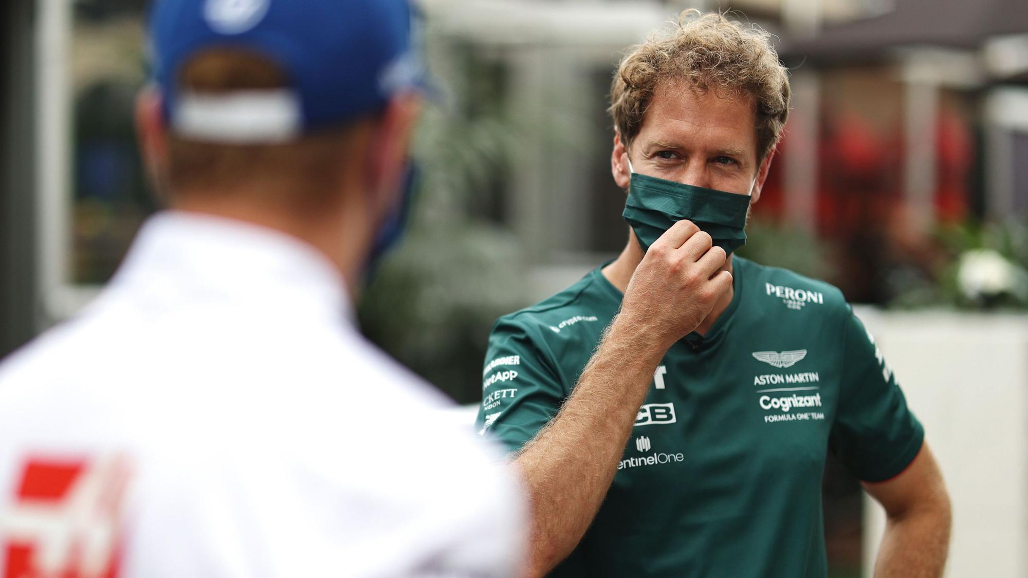 Sebastian Vettel spricht vor dem Rennwochende der Formel 1 in Austin mit Mick Schumacher.