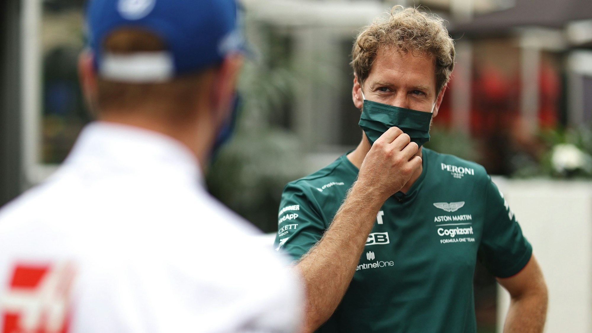 Sebastian Vettel spricht vor dem Rennwochende der Formel 1 in Austin mit Mick Schumacher.