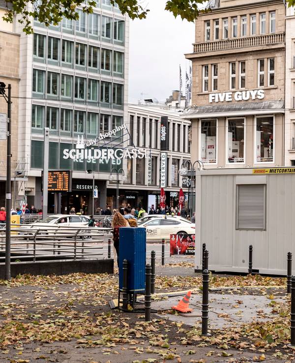 Der Container steht auf dem nordöstlichen Bereich des Neumarkts, schräg gegenüber von der Schildergasse.