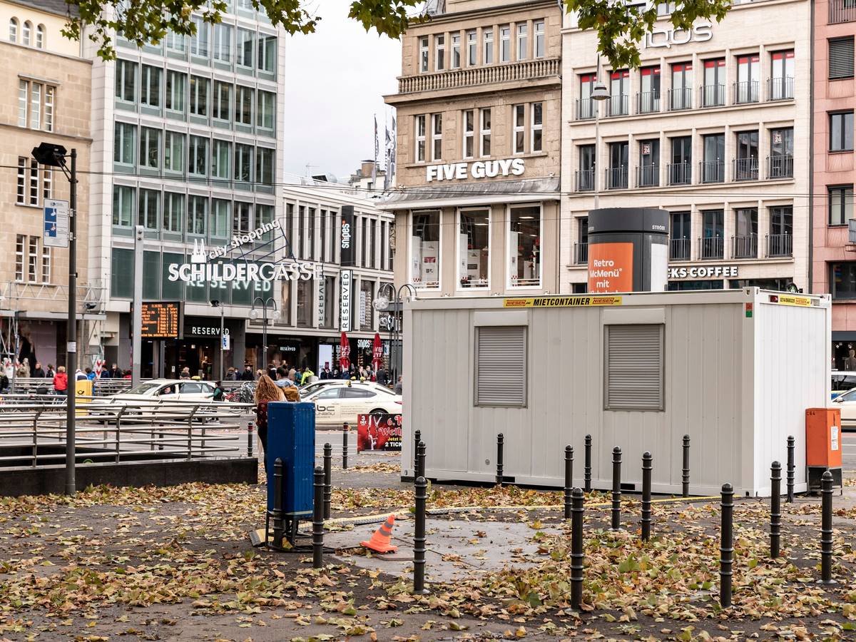 Der Container steht auf dem nordöstlichen Bereich des Neumarkts, schräg gegenüber von der Schildergasse.
