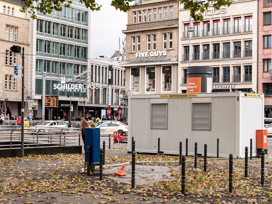 Der Container steht auf dem nordöstlichen Bereich des Neumarkts, schräg gegenüber von der Schildergasse.