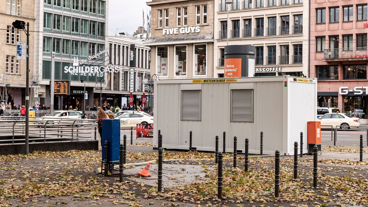 Der Container steht auf dem nordöstlichen Bereich des Neumarkts, schräg gegenüber von der Schildergasse.