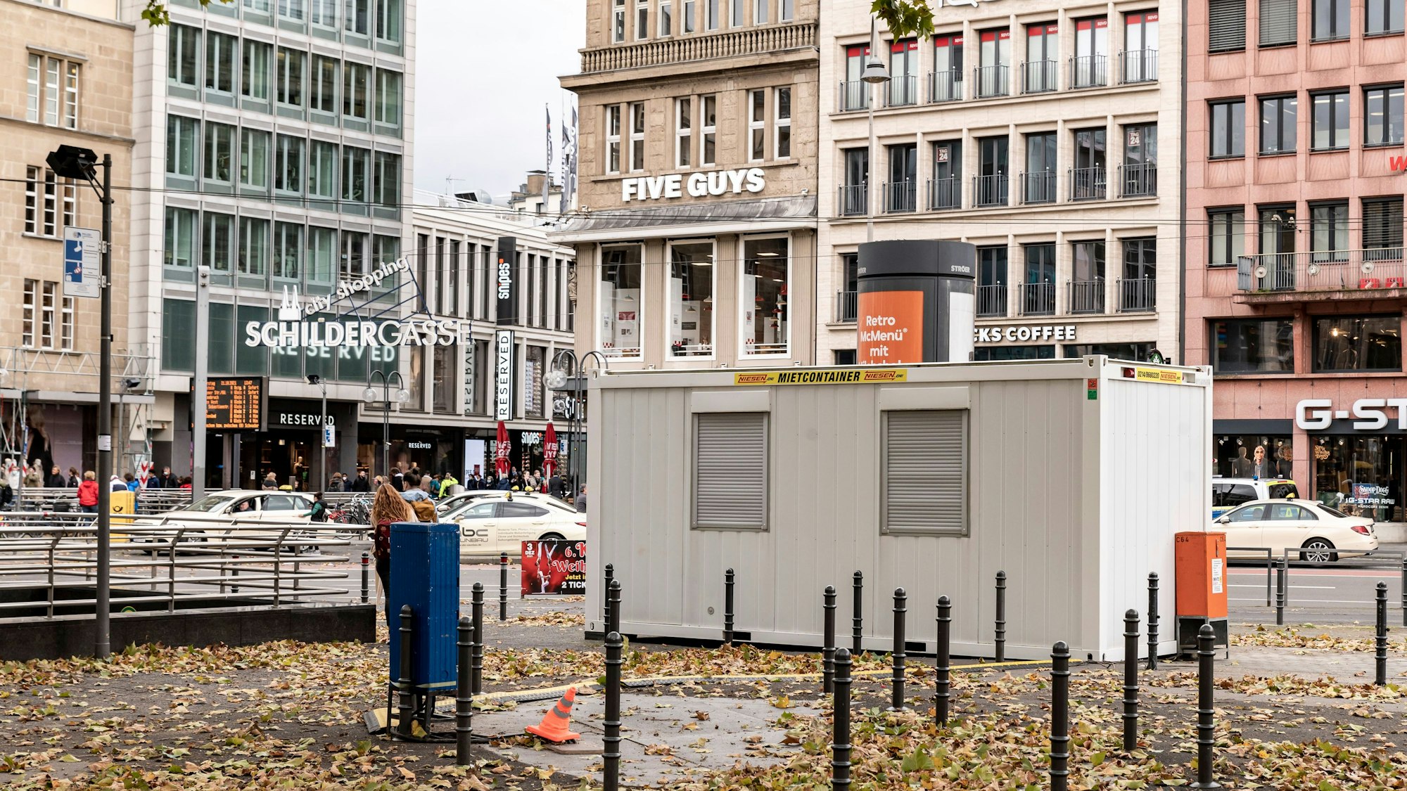 Der Container steht auf dem nordöstlichen Bereich des Neumarkts, schräg gegenüber von der Schildergasse.