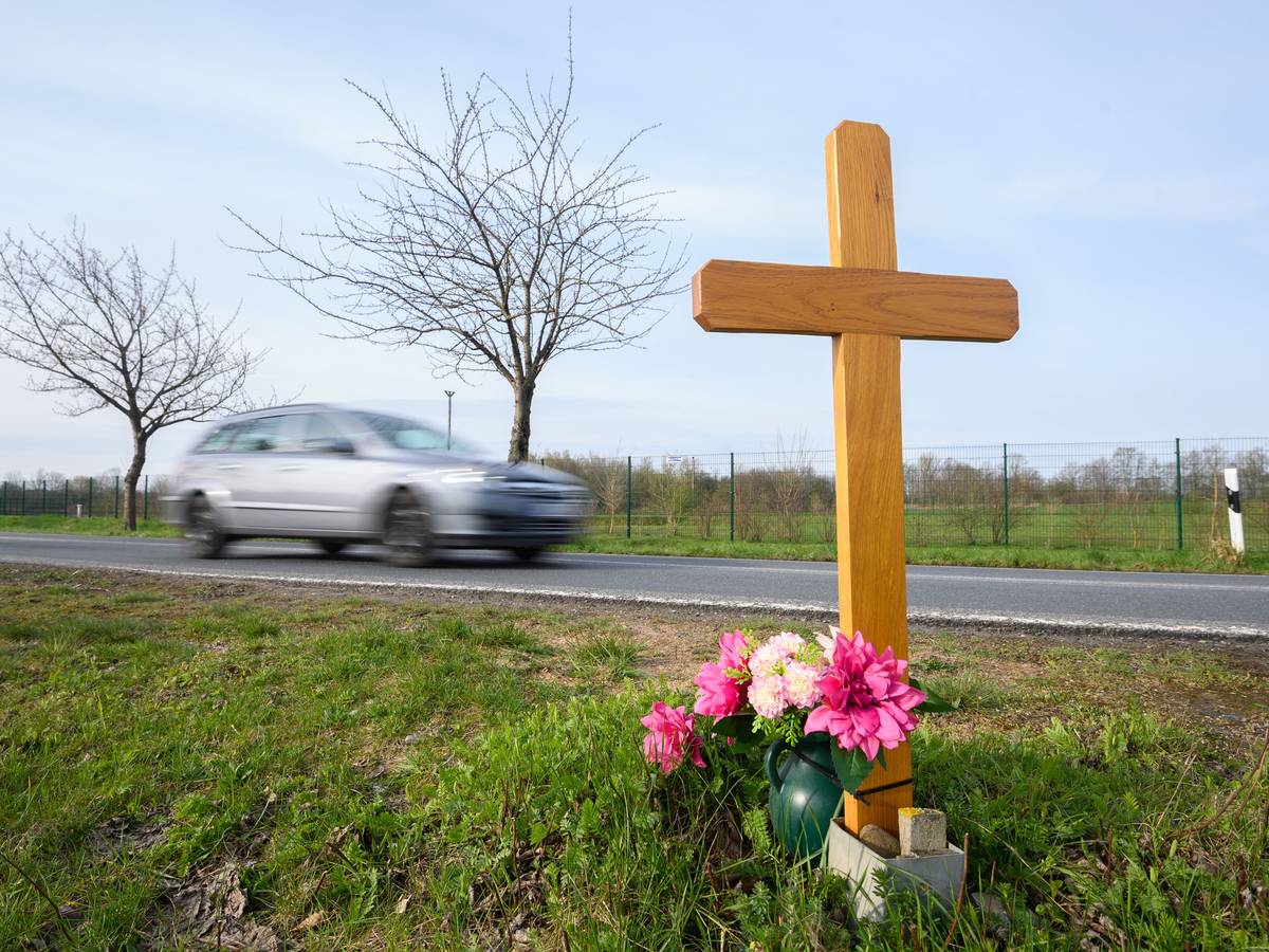 Ein Kreuz zum Gedenken an ein Opfer eines Verkehrsunfalls steht am 13. April 2021 an einer Landstraße im Landkreis Hildesheim.