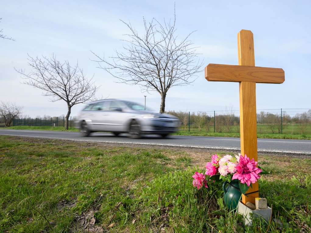 Ein Kreuz zum Gedenken an ein Opfer eines Verkehrsunfalls steht am 13. April 2021 an einer Landstraße im Landkreis Hildesheim.