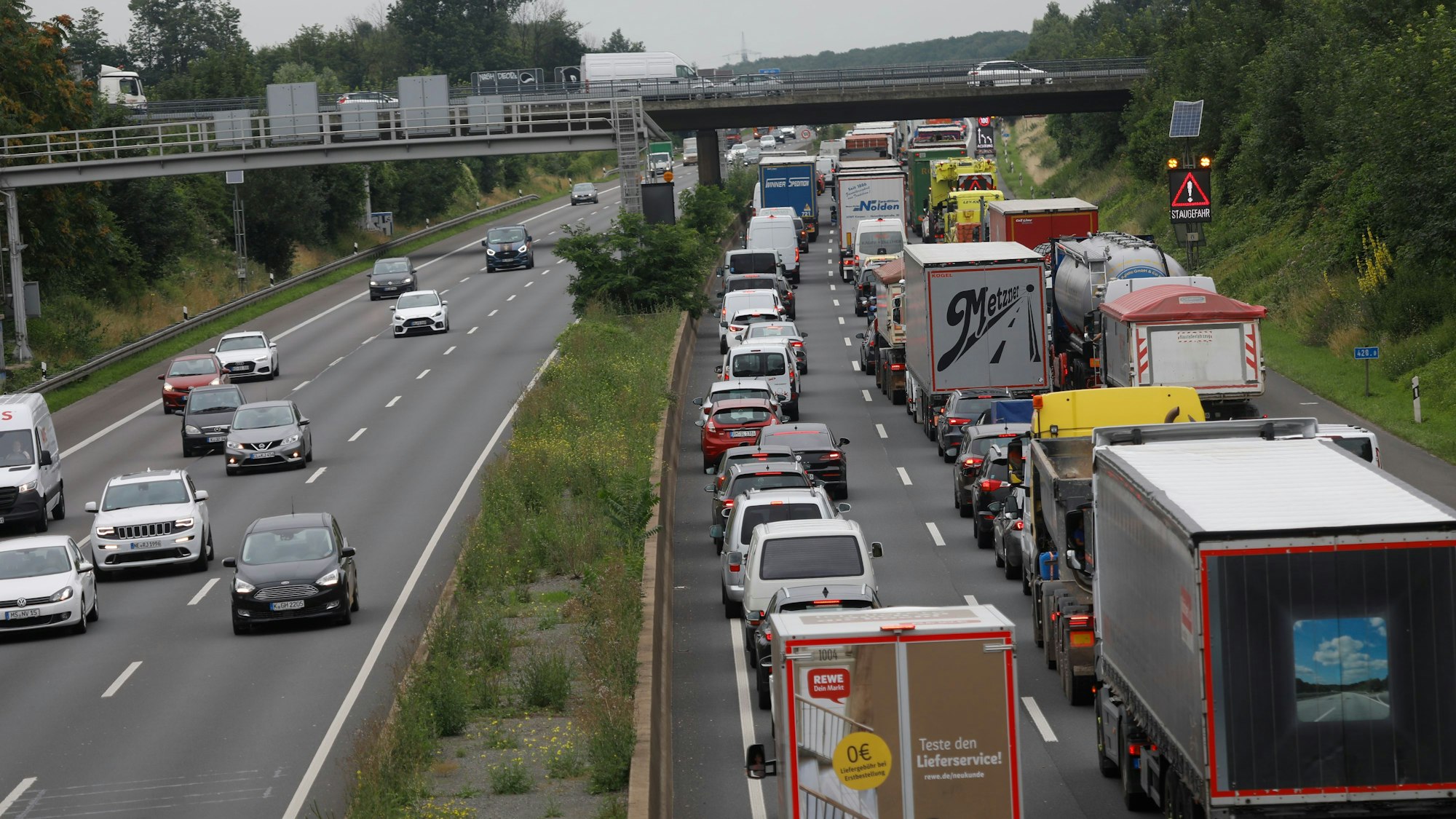 Auf der Autobahn 1 in Fahrtrichtung Euskirchen staut sich der Verkehr.