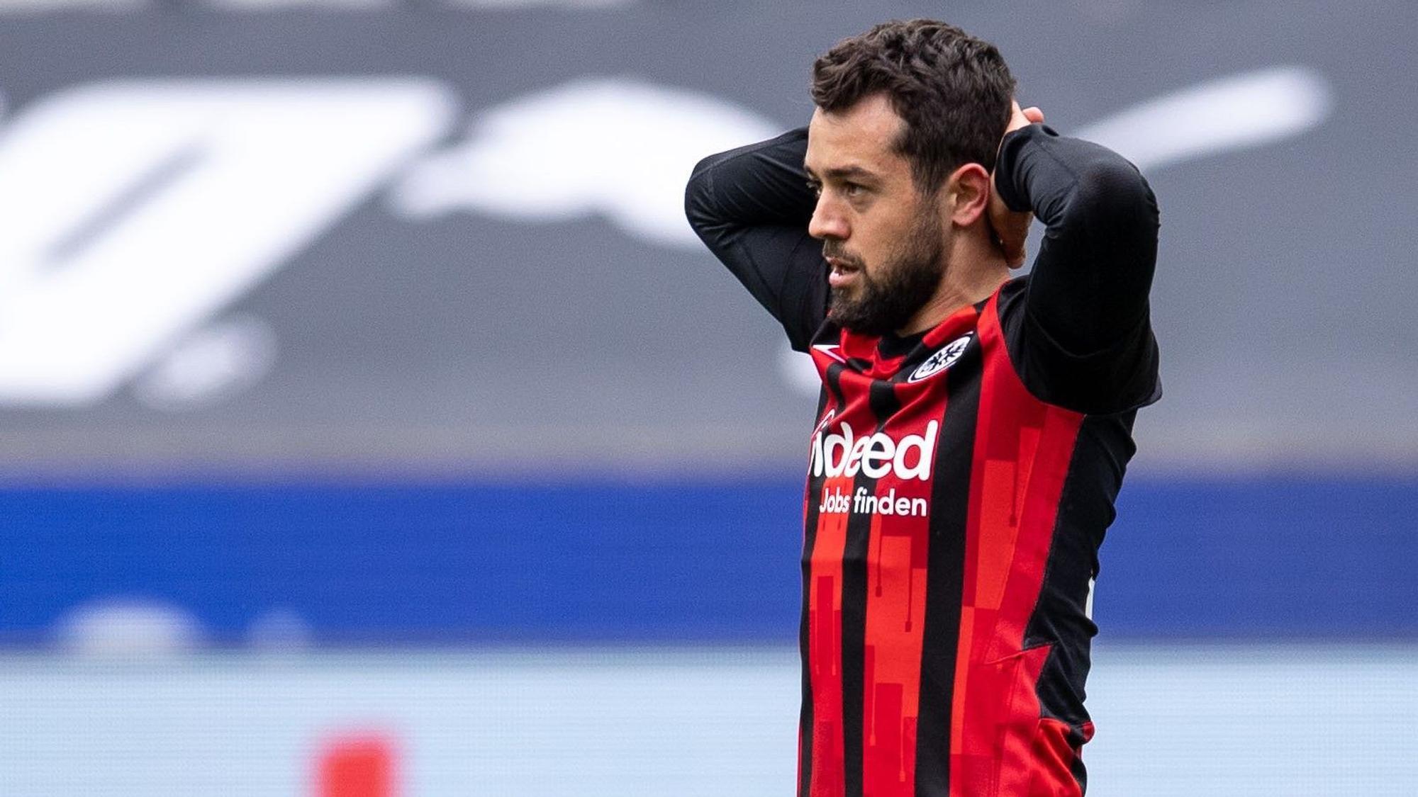Eintracht Frankfurts Amin Younes reagiert nach einer vergebenen Torchance.