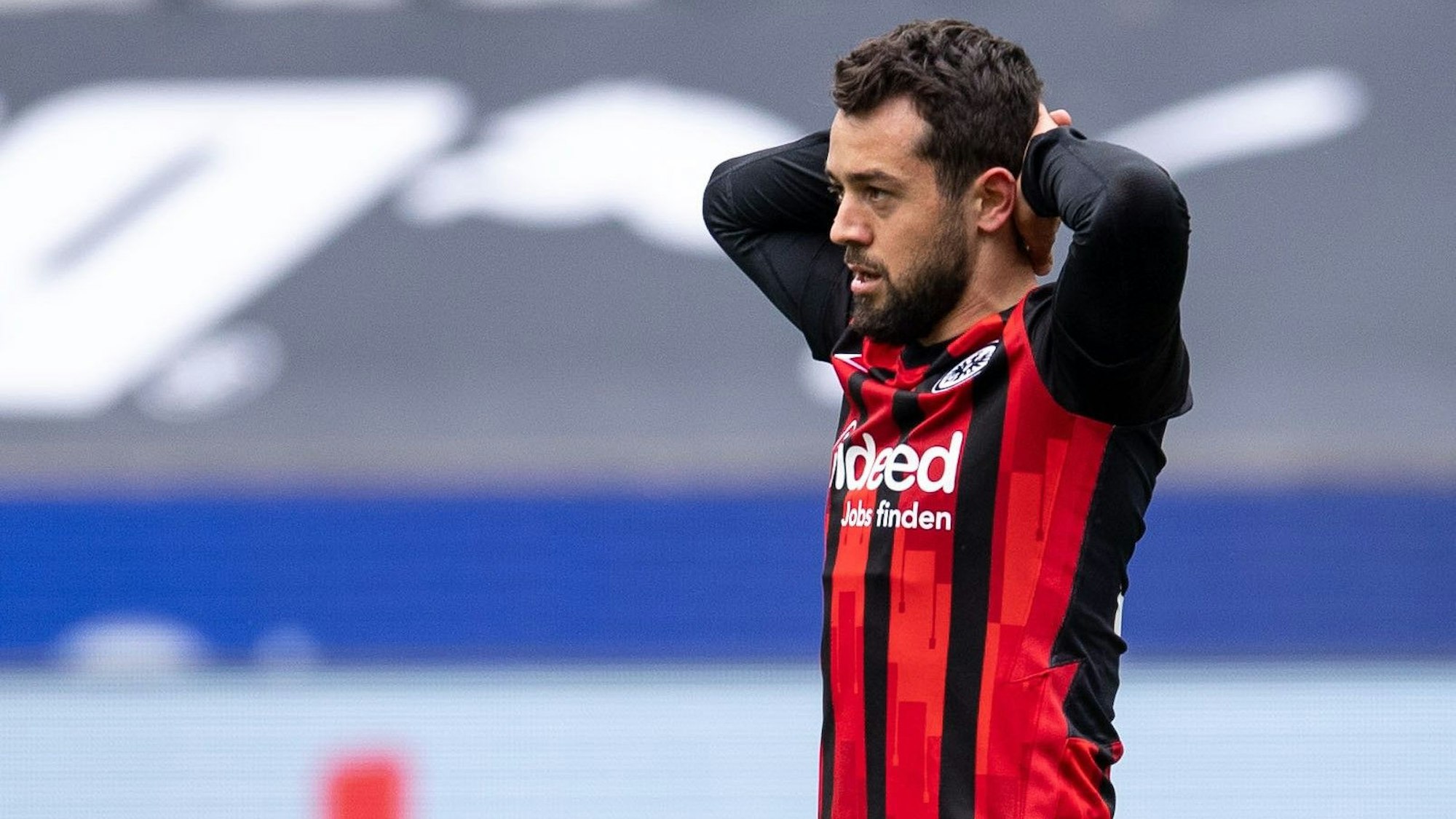 Eintracht Frankfurts Amin Younes reagiert nach einer vergebenen Torchance.