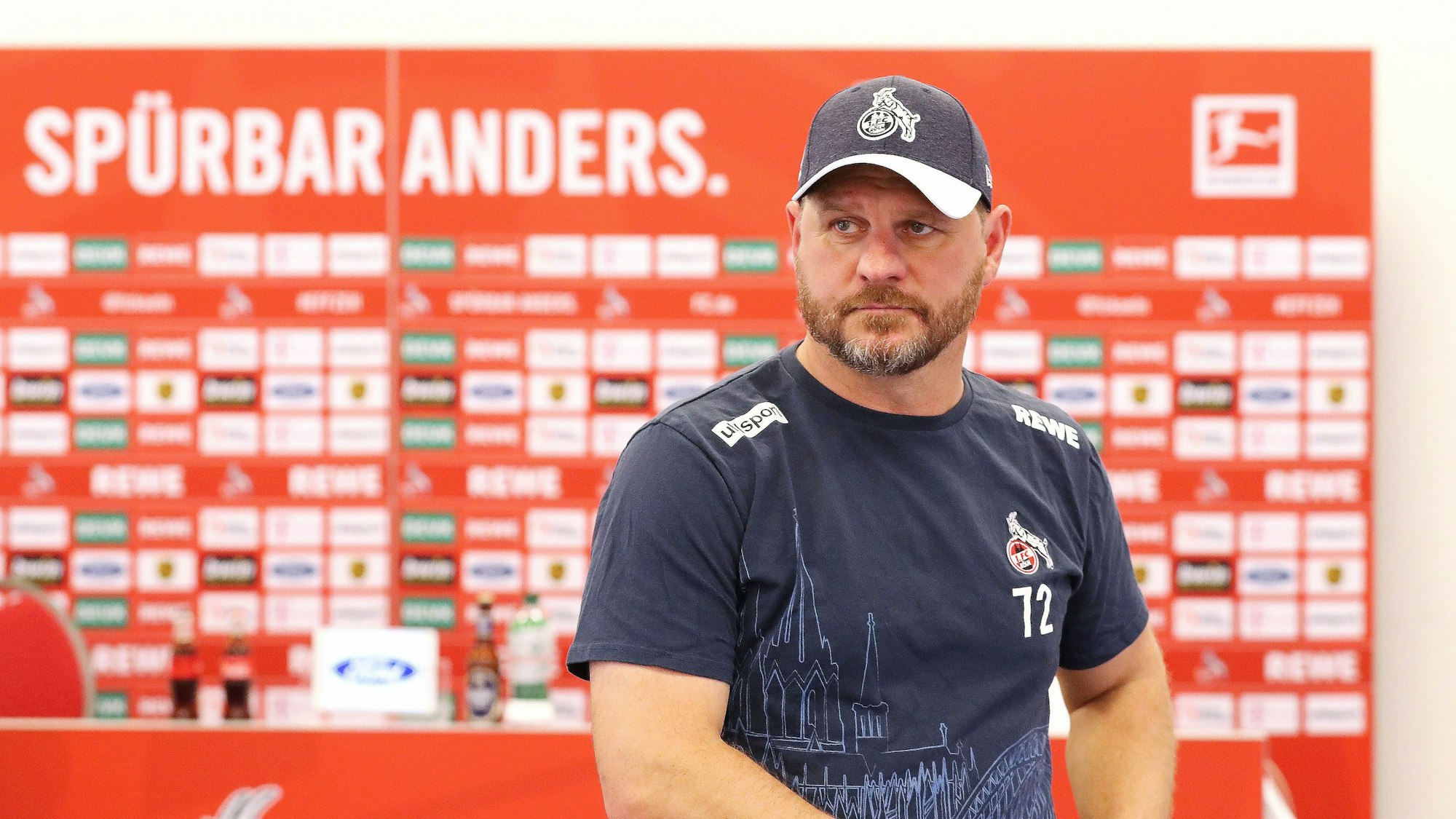 Steffen Baumgart während der Pressekonferenz vor dem Spiel gegen Hoffenheim am 13.10.2021
