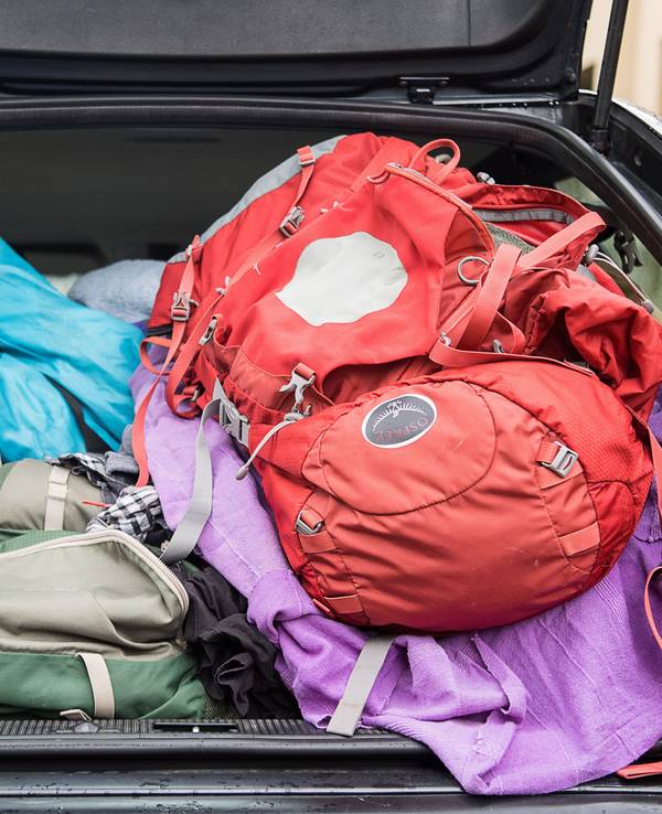 Viele wissen nicht, wie sie ihren Koffer richtig und platzsparend packen. Doch es gibt einige Tipps. Unser Symbolfoto (aufgenommen 13. August 2021) zeigt einen Kofferraum voller Gepäck.