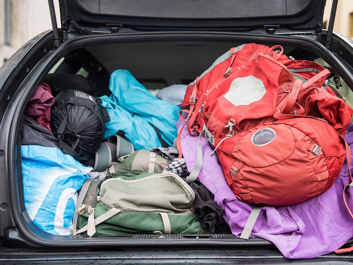 Viele wissen nicht, wie sie ihren Koffer richtig und platzsparend packen. Doch es gibt einige Tipps. Unser Symbolfoto (aufgenommen 13. August 2021) zeigt einen Kofferraum voller Gepäck.
