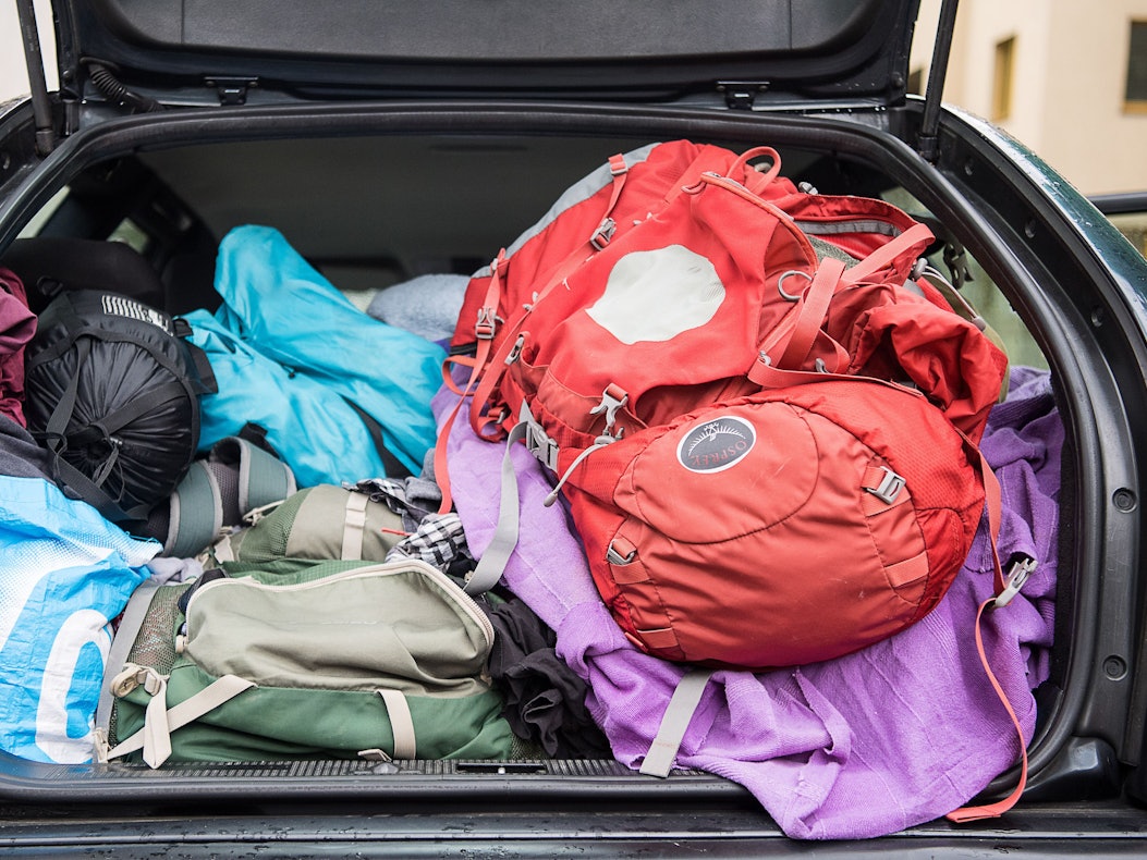 Viele wissen nicht, wie sie ihren Koffer richtig und platzsparend packen. Doch es gibt einige Tipps. Unser Symbolfoto (aufgenommen 13. August 2021) zeigt einen Kofferraum voller Gepäck.