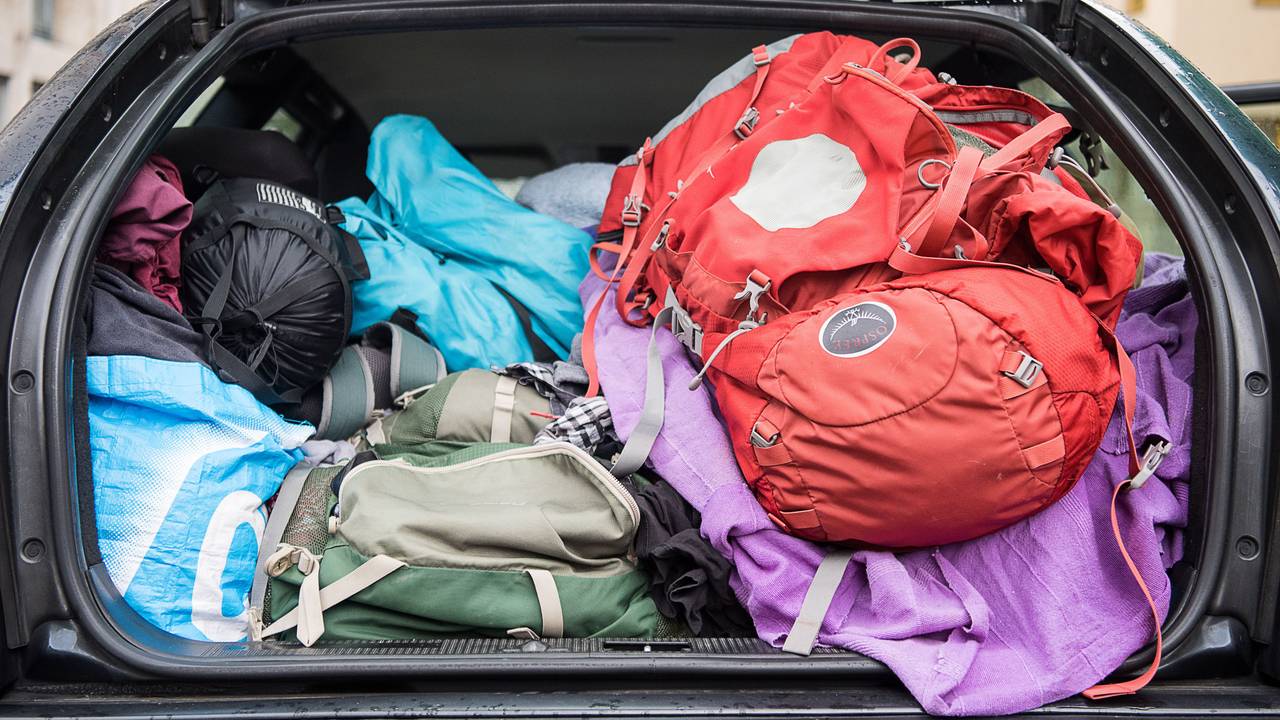 Viele wissen nicht, wie sie ihren Koffer richtig und platzsparend packen. Doch es gibt einige Tipps. Unser Symbolfoto (aufgenommen 13. August 2021) zeigt einen Kofferraum voller Gepäck.