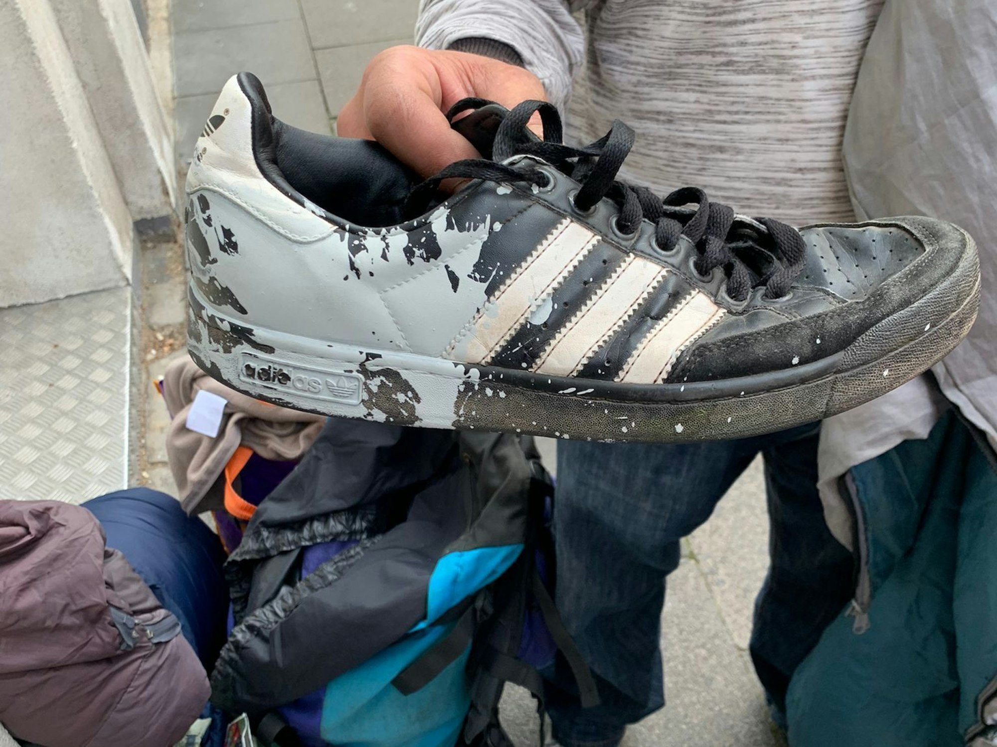 Zwei Obdachlose wurden in Köln Opfer eines Farbangriffs.